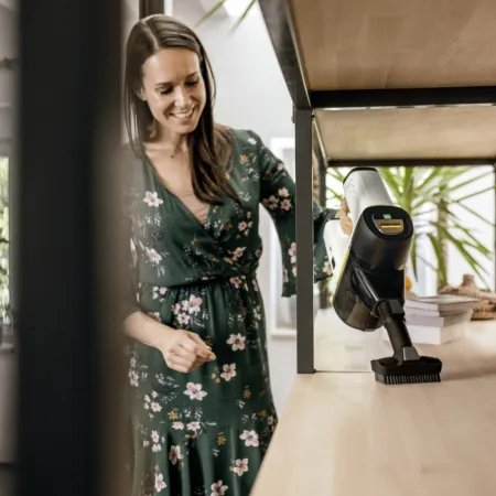 Аккумуляторный вертикальный пылесос Karcher VC 6 Cordless ourFamily Battery Plus