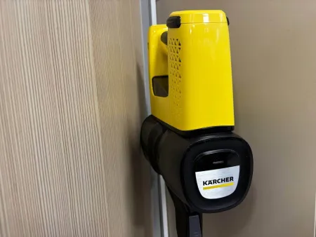 Аккумуляторный вертикальный пылесос Karcher VC 4 Cordless MyHome (б/у, нет кронштейна, ЗУ)