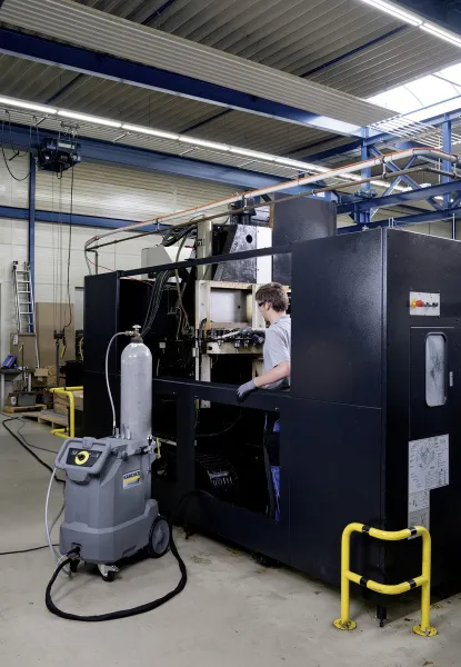 Аппарат для очистки сухим льдом со встроенным генератором сухого льда Karcher IB 10/8 L2P