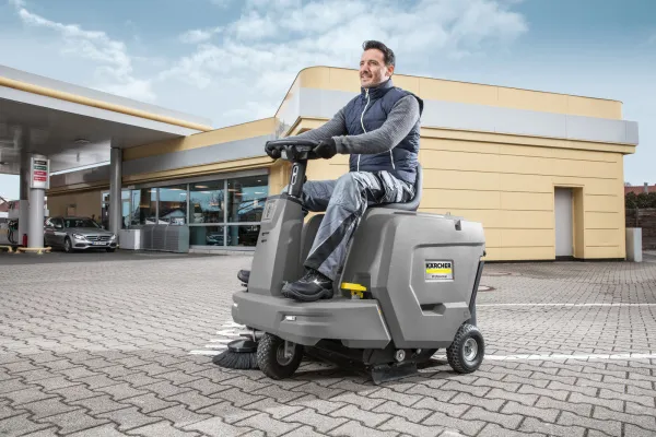 Подметально-всасывающая машина с сиденьем для водителя Karcher KM 85/50 R Bp