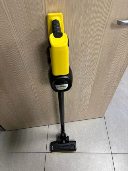 Аккумуляторный вертикальный пылесос Karcher VC 4 Cordless MyHome (б/у, нет кронштейна, ЗУ)