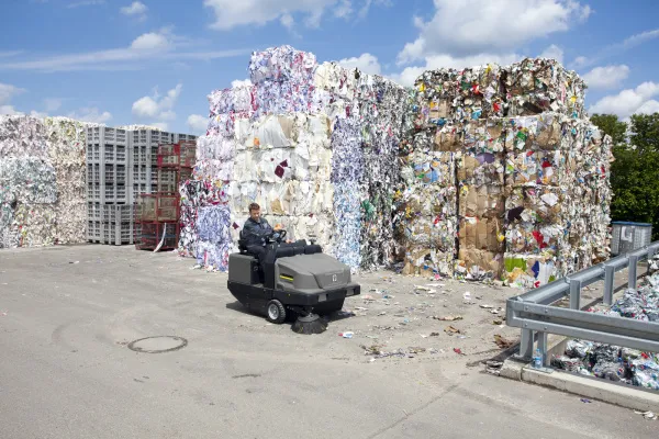 Подметально-всасывающая машина Karcher KM 130/300 R LPG