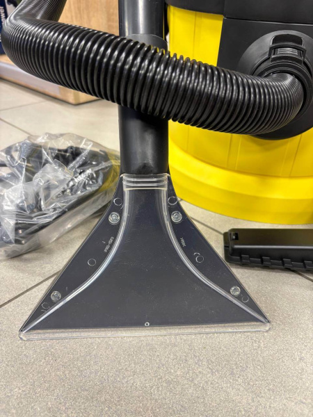 Пылесос моющий Karcher SE 4 (2 шт. в полном комплекте, небольшиие царапины, в 3 шт. остутвуют элементы комплектации)