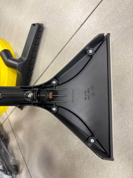 Пылесос моющий Karcher SE 4 (2 шт. в полном комплекте, небольшиие царапины, в 3 шт. остутвуют элементы комплектации)