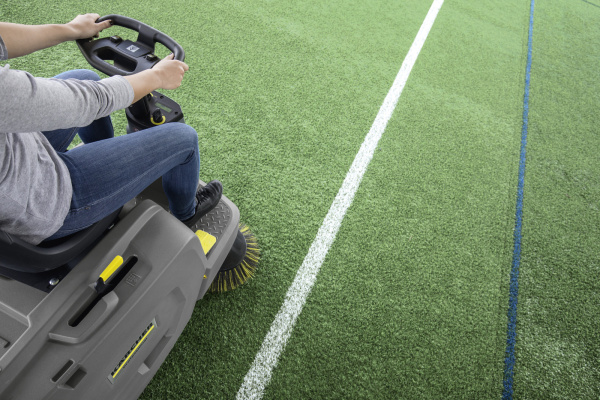 Подметально-всасывающая машина с сиденьем для водителя Karcher KM 85/50 R Bp Подметально-всасывающая машина с сиденьем для водителя Karcher KM 85/50 R Bp