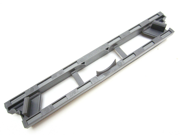 Вставка с резиновыми стяжками в насадку для пола