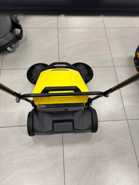 Подметальная машина Karcher S 4 Twin (мелкие потертости на корпусе, помята коробка)