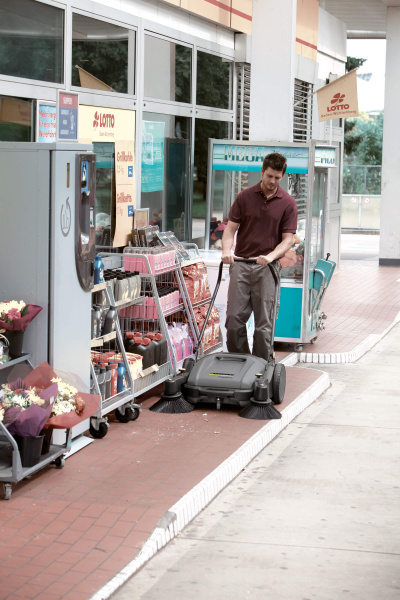 Подметальная машина Karcher KM 70/15 C 2SB с двумя боковыми щетками Подметальная машина Karcher KM 70/15 C 2SB с двумя боковыми щетками