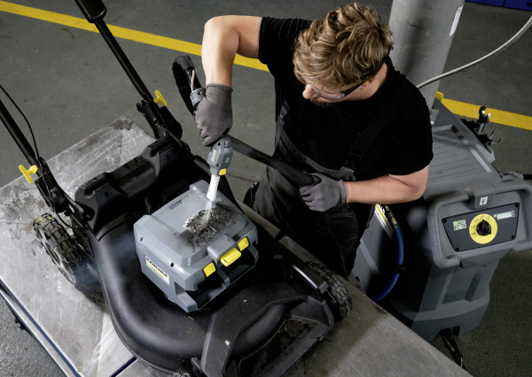 Аппарат для очистки сухим льдом со встроенным генератором сухого льда Karcher IB 10/8 L2P Аппарат для очистки сухим льдом со встроенным генератором сухого льда Karcher IB 10/8 L2P